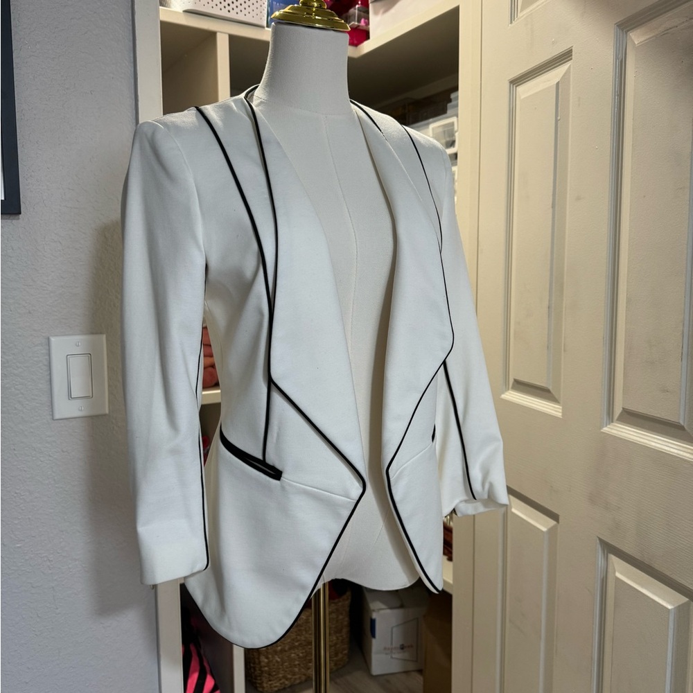 H&M blazer white with black trim, faux pocket slits and sleeve zippers. Sz 8.
